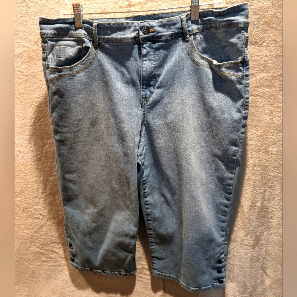 MAKE AN OFFER - Gloria Vanderbilt Bermuda Shorts